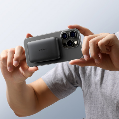 
5000mAh USB-A USB-C 20W indukcinė išorinė baterija su USB-C laidu – juoda
