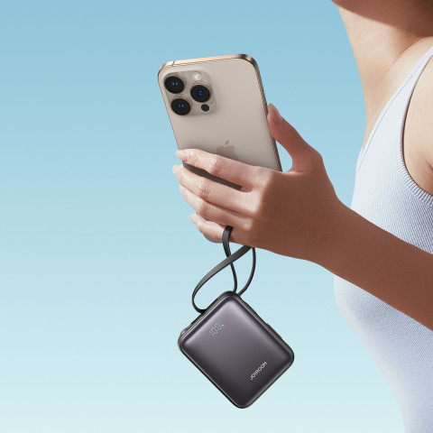 
10000mAh 22,5W išorinė baterija su integruotu USB-C „Lightning“ laidu – juoda
