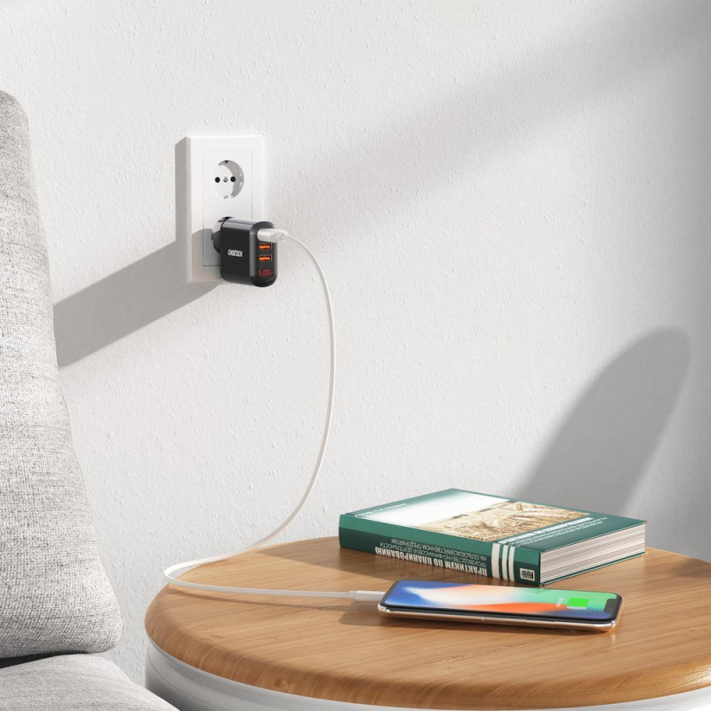 Sieninis pakrovėjas 3xUSB 3.4A juodas