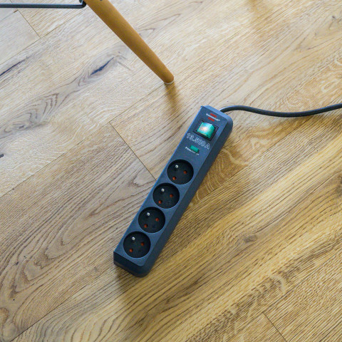 
„Eco-Line“ viršįtampių apsaugos juostelė, 4 lizdai, 1,5 m, 13,500 A, juoda
