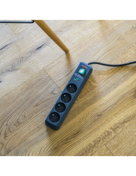 
„Eco-Line“ viršįtampių apsaugos juostelė, 4 lizdai, 1,5 m, 13,500 A, juoda
