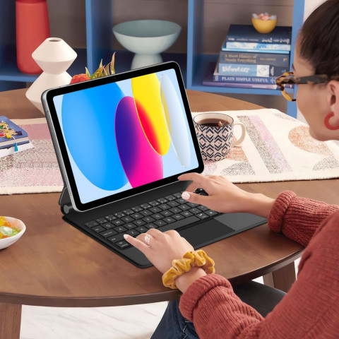 
„iPad 10.9& 39 & 39 2022 / iPad 11& 39 & 39 2025 Smartcase“ magnetinis klaviatūros dėklas – juodas
