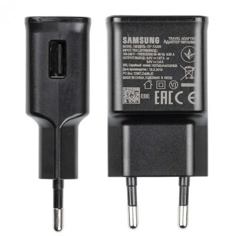 
„Samsung USB-A 15W“ sieninis įkroviklis su USB-A – USB-C laidu – juodas
