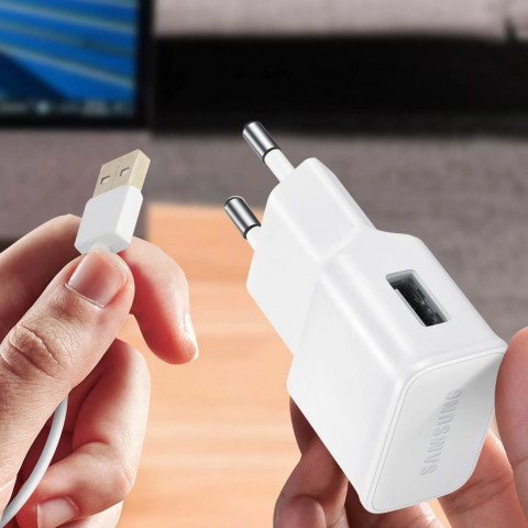 
„Samsung USB-A 15W“ sieninis įkroviklis su USB-A – USB-C laidu – baltas
