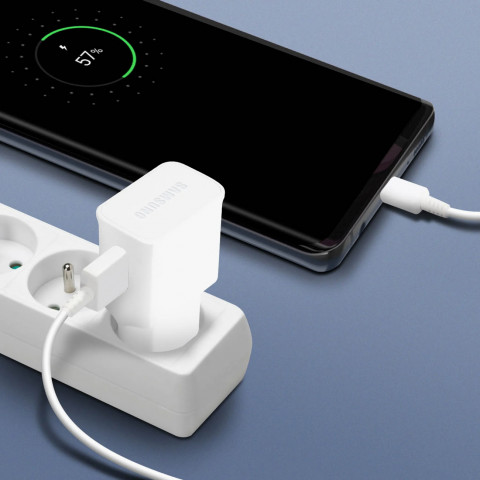 
„Samsung USB-A 15W“ sieninis įkroviklis su USB-A – USB-C laidu – baltas
