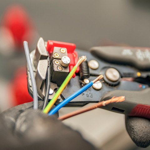 
Laidų nužievinimo nuėmėjas su užspaudimo antgaliu 0,2–6 mm vieloms kabeliams
