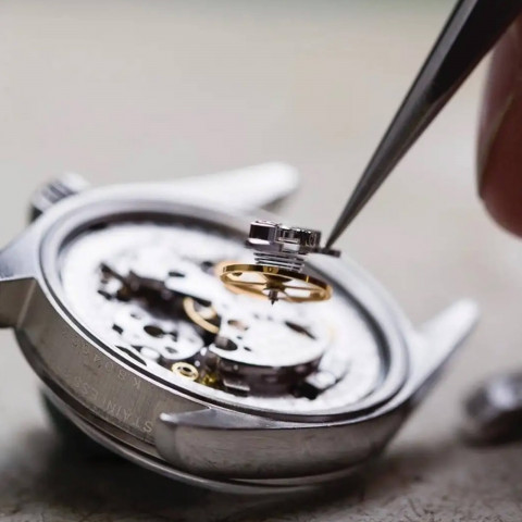 
Tikslių serviso įrankių rinkinys laikrodžių, apyrankių ir dirželių taisymui.
