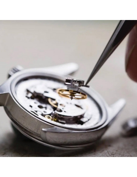 
Tikslių serviso įrankių rinkinys laikrodžių, apyrankių ir dirželių taisymui.
