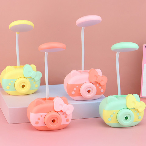 
Mokyklinė stalo lempa su galąstuvu ir priedų dėžute
