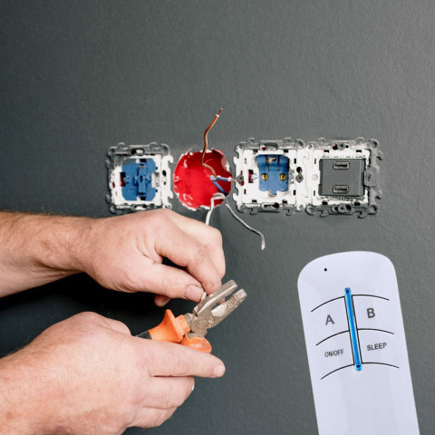 
Belaidis šviesos jungiklis su nuotolinio valdymo pultu 20 m
