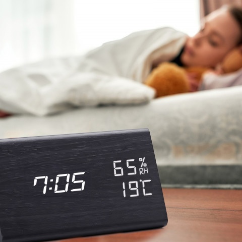 
Skaitmeninis žadintuvas su termometru, drėgmės matuokliu, foniniu apšvietimu, 3 žadintuvais
