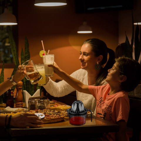 
Rankinė citrusinių vaisių sulčiaspaudė citrinoms ir apelsinams, 500 ml - juoda
