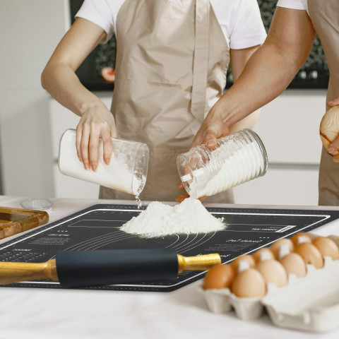 
Kočėlo ir tešlos lentos rinkinys, silikoninis kilimėlis su tešlos skale, 60 x 40 cm - juodas
