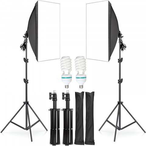 
Studijinės fotografijos rinkinys: 2 trikojiai, 2 šviesdėžės (50 x 70 cm), 2 lemputės (135 W).
