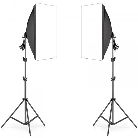 
Studijinės fotografijos rinkinys: 2 trikojiai, 2 šviesdėžės (50 x 70 cm), 2 lemputės (135 W).
