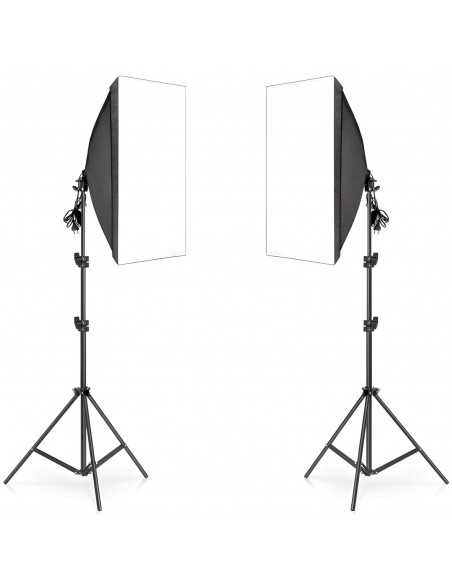 
Studijinės fotografijos rinkinys: 2 trikojiai, 2 šviesdėžės (50 x 70 cm), 2 lemputės (135 W).
