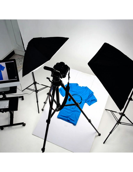 
Studijinės fotografijos rinkinys: 2 trikojiai, 2 šviesdėžės (50 x 70 cm), 2 lemputės (135 W).
