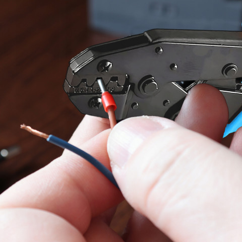 
Užspaudimo įrankis neizoliuotiems jungiamiesiems kabeliams 0,5–6 mm2
