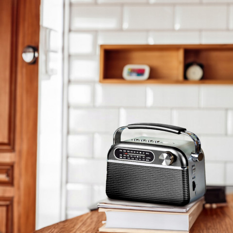 
Nešiojamasis FM virtuvės dirbtuvių radijas, maitinamas iš elektros tinklo, baterijomis
