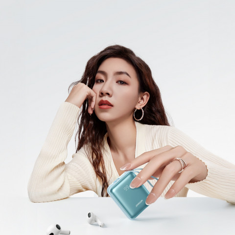 
10000mAh 22,5W nešiojama baterija su integruotais laidais – mėlyna
