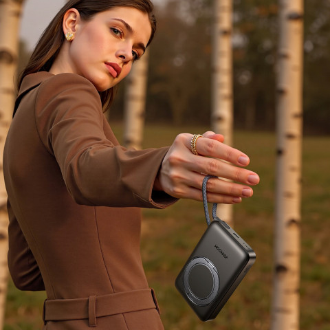 
3 viename indukcinis išorinis akumuliatorius 10000mAh 22.5W su integruotu „MagSafe“ laidu – juodas
