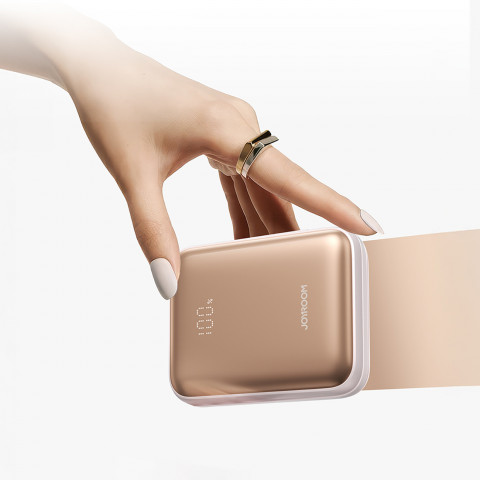 
Išorinė baterija 10000mAh 22.5W su integruotais laidais - auksinė
