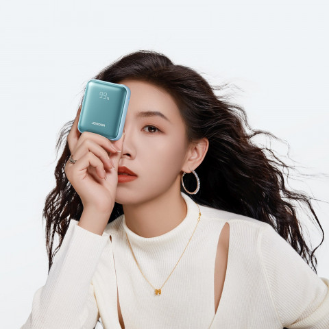 
10000mAh 22,5W nešiojama baterija su integruotais laidais – mėlyna
