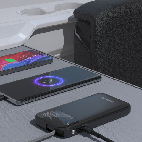 
K31 10000 mAh 22,5 W PD išorinė baterija su integruotu laidu – juoda
