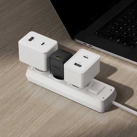 
„Palm“ 30 W USB-C sieninis įkroviklis – baltas

