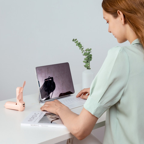 
Mini nešiojamas ventiliatorius su išorinės baterijos funkcija ir žibintuvėliu, USB-A, USB-C, 2000mAh, rožinis
