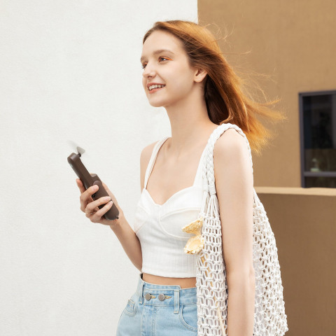 
Mini nešiojamas ventiliatorius su išorinės baterijos funkcija ir žibintuvėliu, USB-A, USB-C, 2000mAh - rudas
