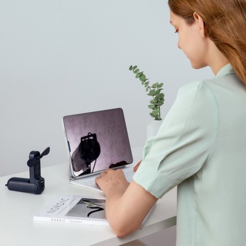 
Mini nešiojamas ventiliatorius su išorinės baterijos funkcija ir žibintuvėliu, USB-A, USB-C, 2000mAh, mėlynas
