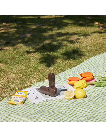 
Nešiojamas mini ventiliatorius su USB-A ir USB-C žibintuvėliu, 4500 mAh, rudas
