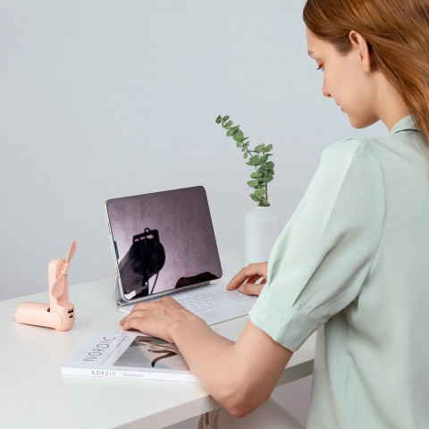 
Nešiojamas mini ventiliatorius su USB-A ir USB-C žibintuvėliu, 4500 mAh, rožinis
