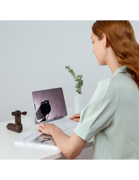 
Mini nešiojamas ventiliatorius su išorinės baterijos funkcija ir žibintuvėliu, USB-A, USB-C, 2000mAh - rudas
