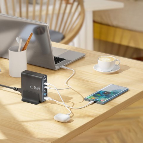 
Įkrovimo stotelė įrenginiams su ekranu 3x USB-C 2x USB-A GaN 140W - juoda
