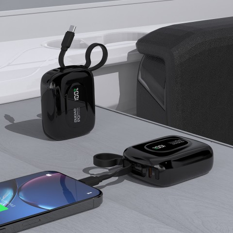 
K32 10000 mAh išorinė baterija su integruotu USB-C „iPhone Lightning“ laidu, 22,5 W – juoda

