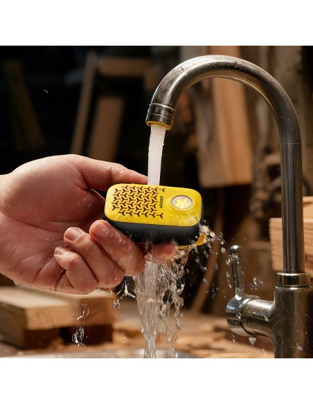 
Nešiojama garso kolonėlė su žibintuvėliu, magnetu ir „Bluetooth“ laikikliu, IP67 – geltona
