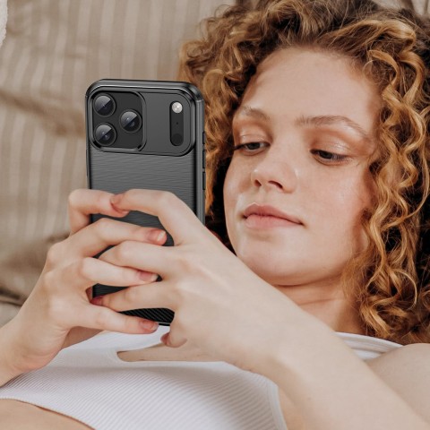
Apsauginis „iPhone 17 Pro Max“ anglies pluošto dėklas – juodas
