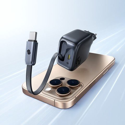 
„EnerCore CJ11“ 45 W USB-C sieninis įkroviklis su ištraukiamu USB-C laidu – juodas
