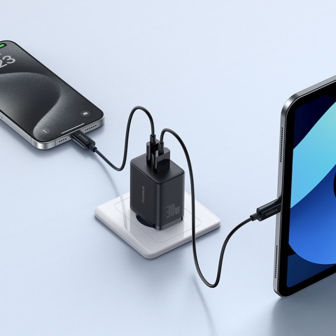 
„Cube Pro“ 30 W USB-C ir USB-A sieninis įkroviklis – juodas
