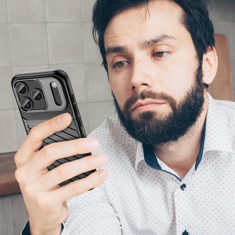 
„iPhone 17 Pro“ „Thunder“ dėklas – juodas
