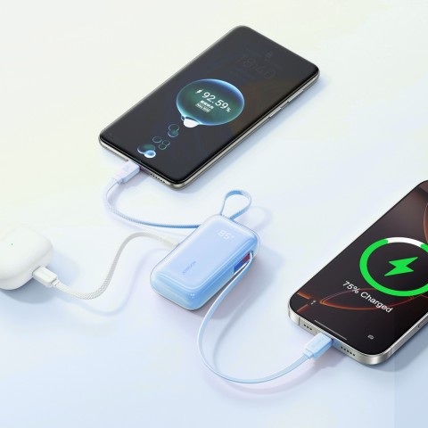 
10000mAh 35W nešiojama baterija su ištraukiamu USB-C laidu ir „Lightning“ dirželiu – mėlyna
