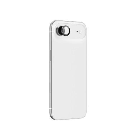 
„iPhone 17 Air“ kameros stiklas su juodu aliuminio rėmeliu. Objektyvo stiklas.
