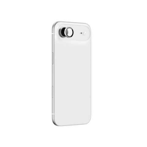 
„iPhone 17 Air“ kameros stiklas su sidabro spalvos aliuminio rėmeliu. Objektyvo stiklas.
