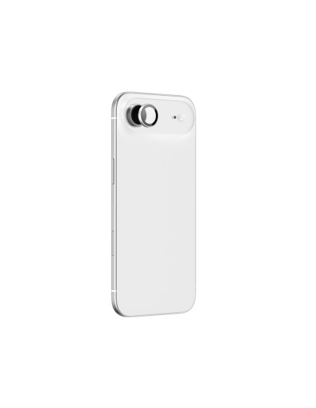 
„iPhone 17 Air“ kameros stiklas su sidabro spalvos aliuminio rėmeliu. Objektyvo stiklas.
