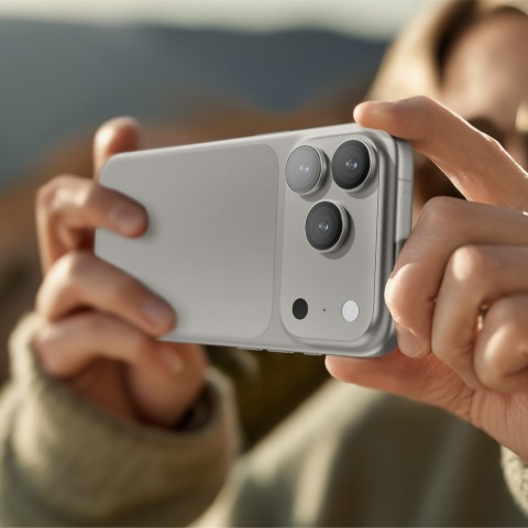 
iPhone 17 Pro / Pro Max kameros stiklas su juodu aliuminio rėmeliu ir objektyvo stiklu
