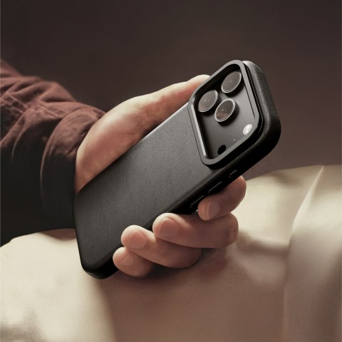 
„Glamour iPhone 17 Pro“ dėklas su stovu – juodas
