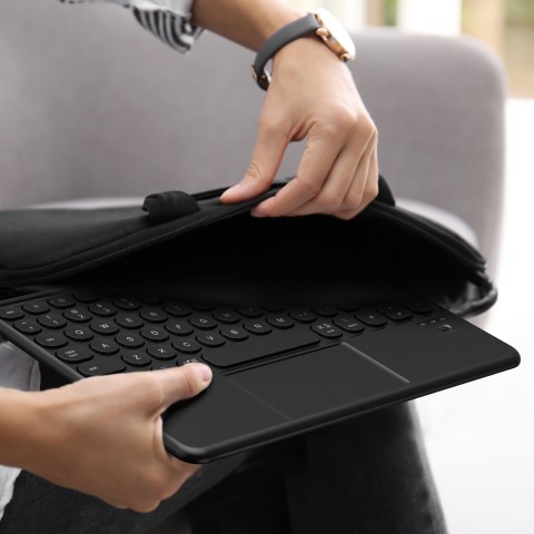 
Dėklas su jutikliniu skydeliu ir klaviatūra, skirtas „iPad 11& 39 & 39 2025“ – juodas
