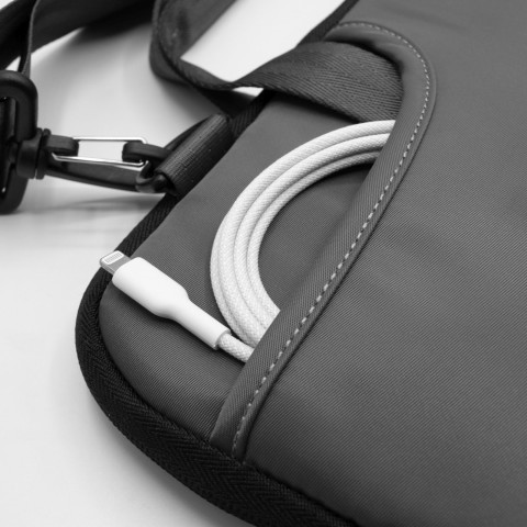 
„SleevePro“ pečių dirželio dėklas „MacBook“ nešiojamiesiems kompiuteriams iki 14 colių – juodas
